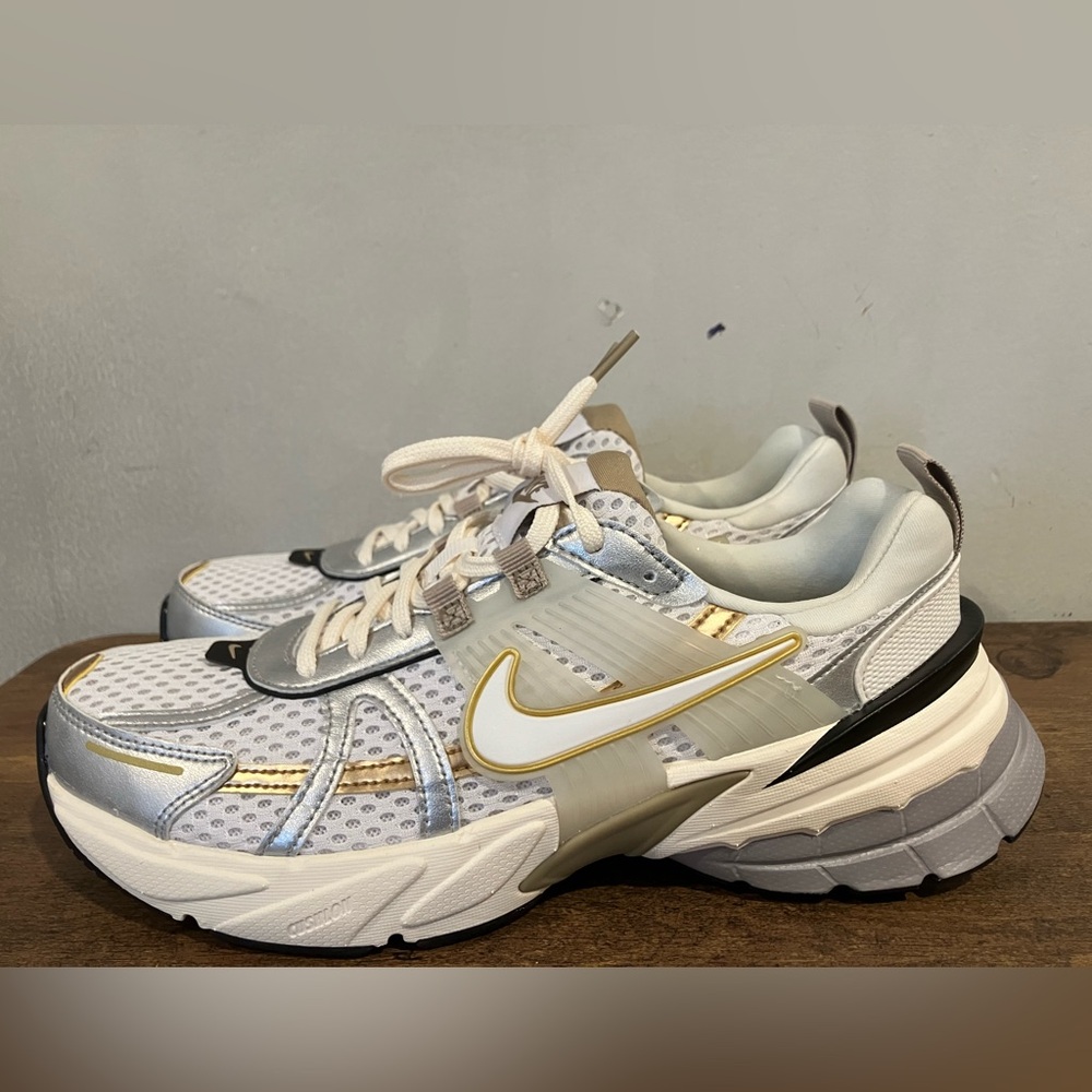 Nike V2K Run
Khaki Metallic Silver (Women's) - Picture 3 of 8